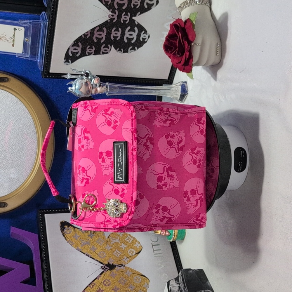 Betsey Johnson Insulated Lunch Tote Fuschia Fuchsia Skull Print With Skull Charm - Picture 3 of 12